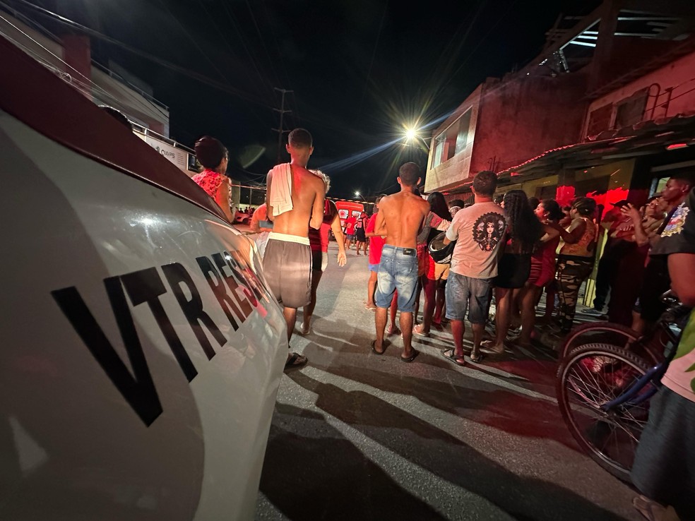 Polícia foi acionada para rua em que jovem de 20 anos morreu eletrocutado no São Jorge, em Maceió — Foto: Josivan Oliveira/Arquivo pessoal
