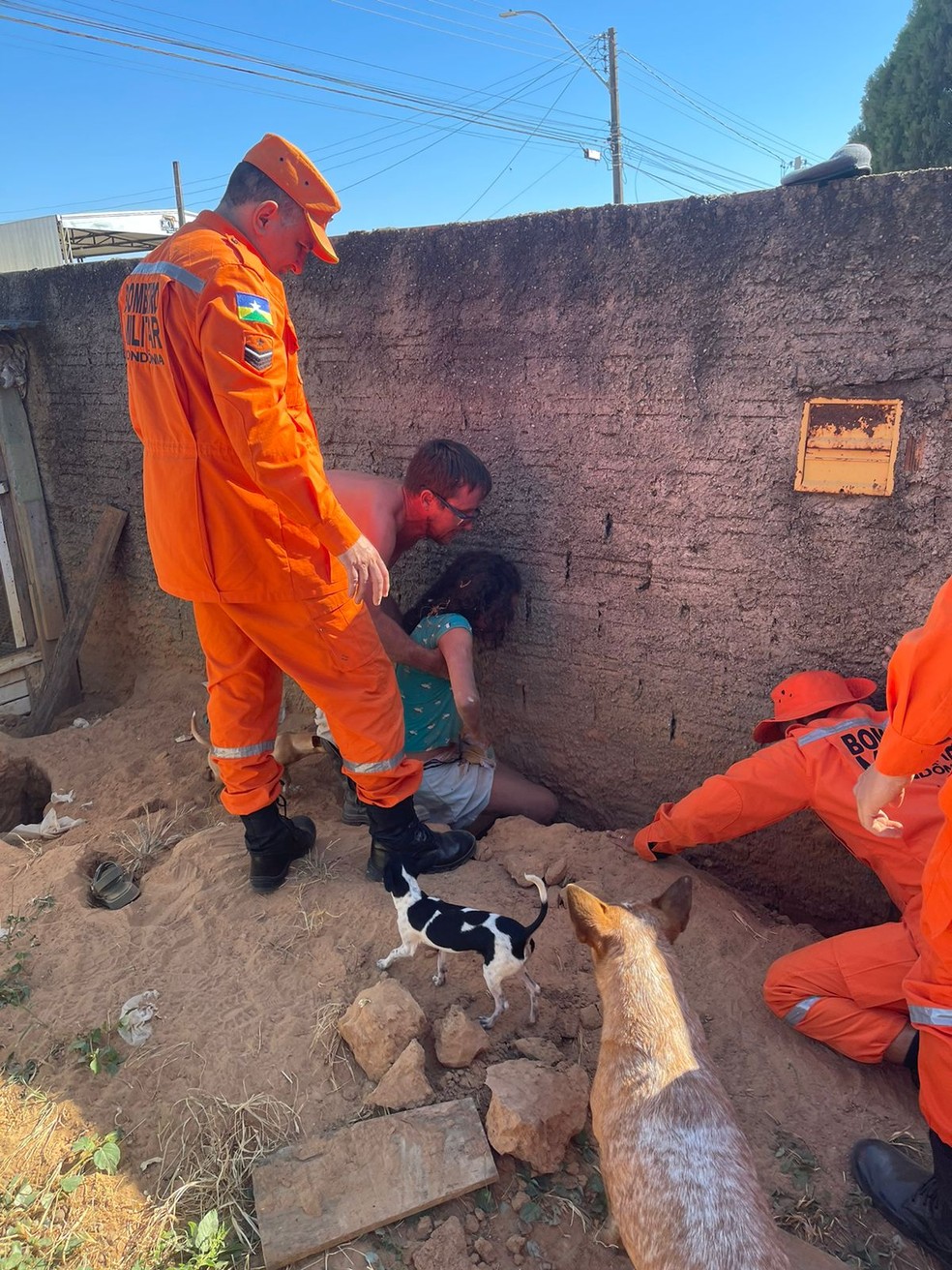 Menina estava no quintal de casa quando entrou no buraco feito pelo animal de estimação — Foto: Corpo de Bombeiros Militar de Vilhena