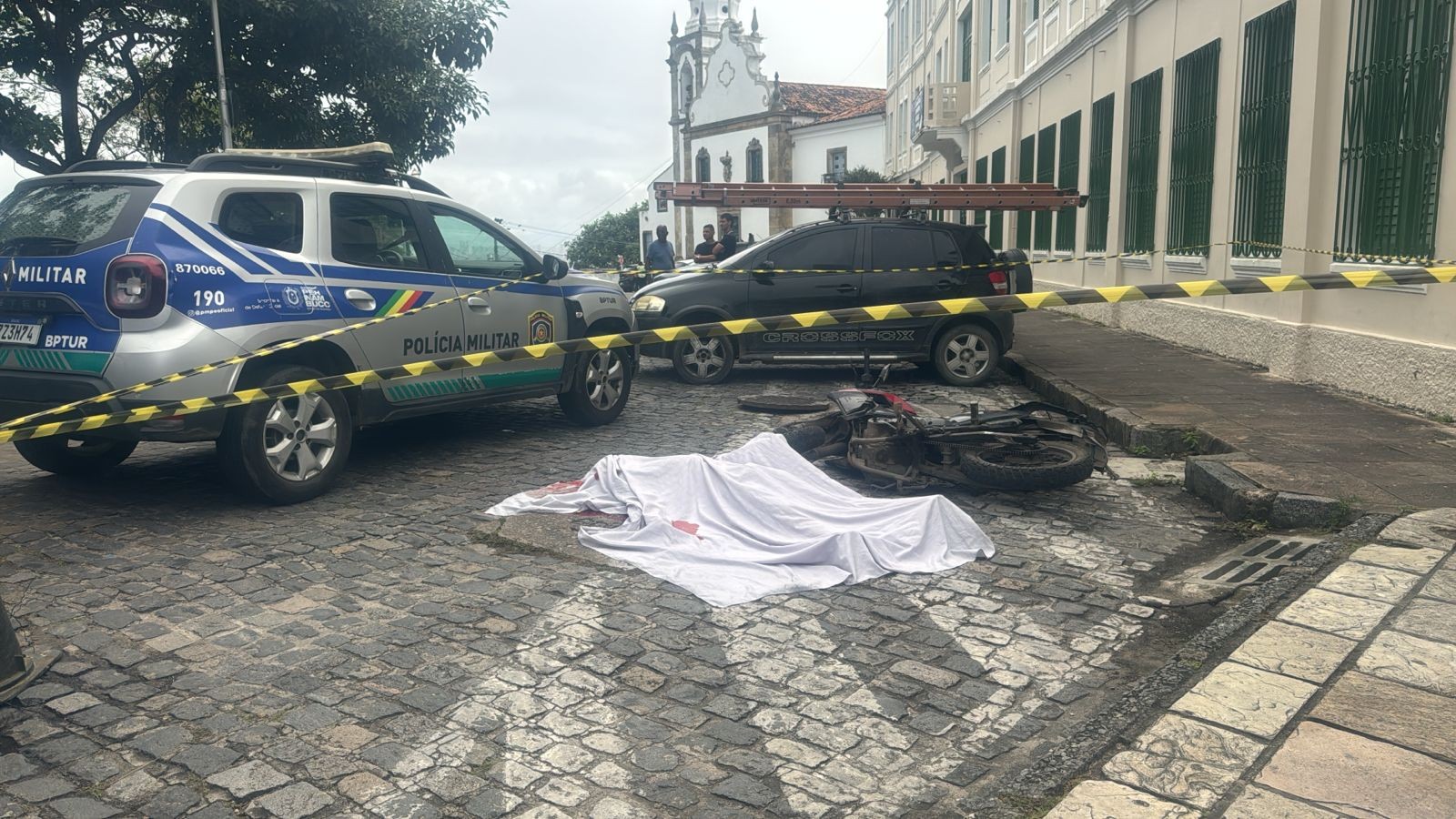 Motociclista é assassinado a tiros no Alto da Sé, em Olinda