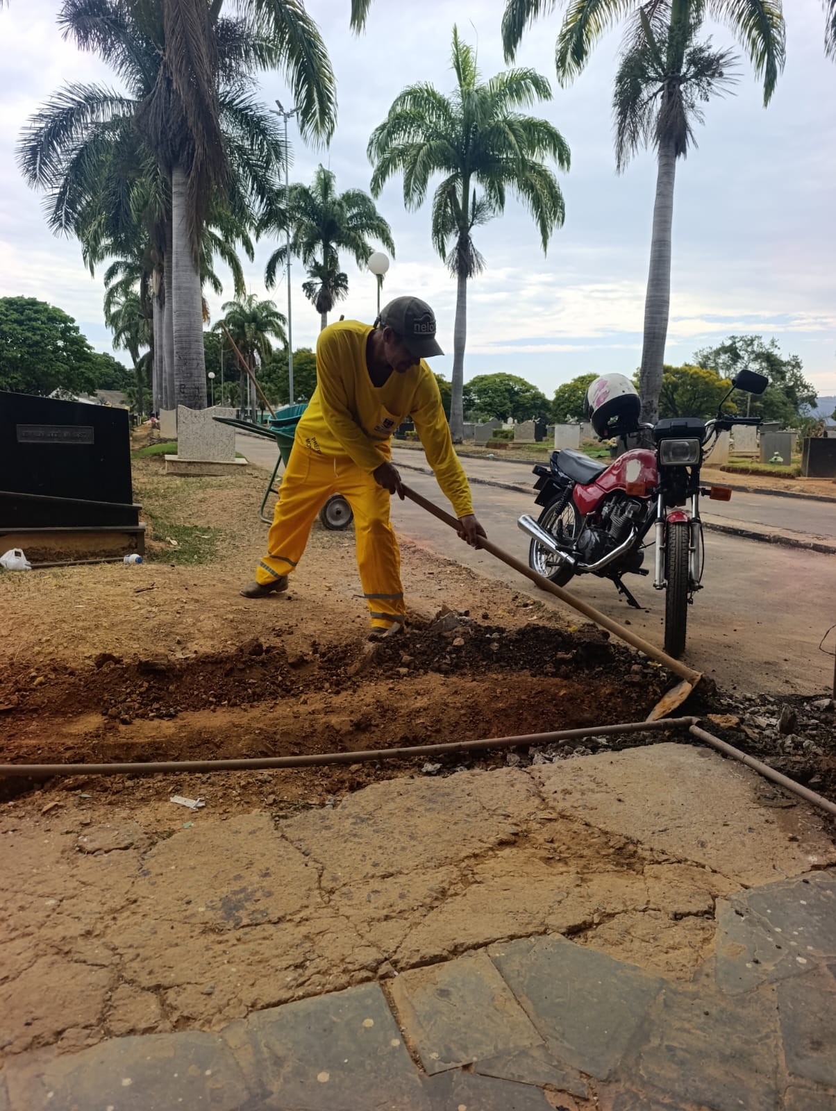 Cemitérios de Montes Claros passam por manutenção para receber 40 mil visitantes no Dia de Finados
