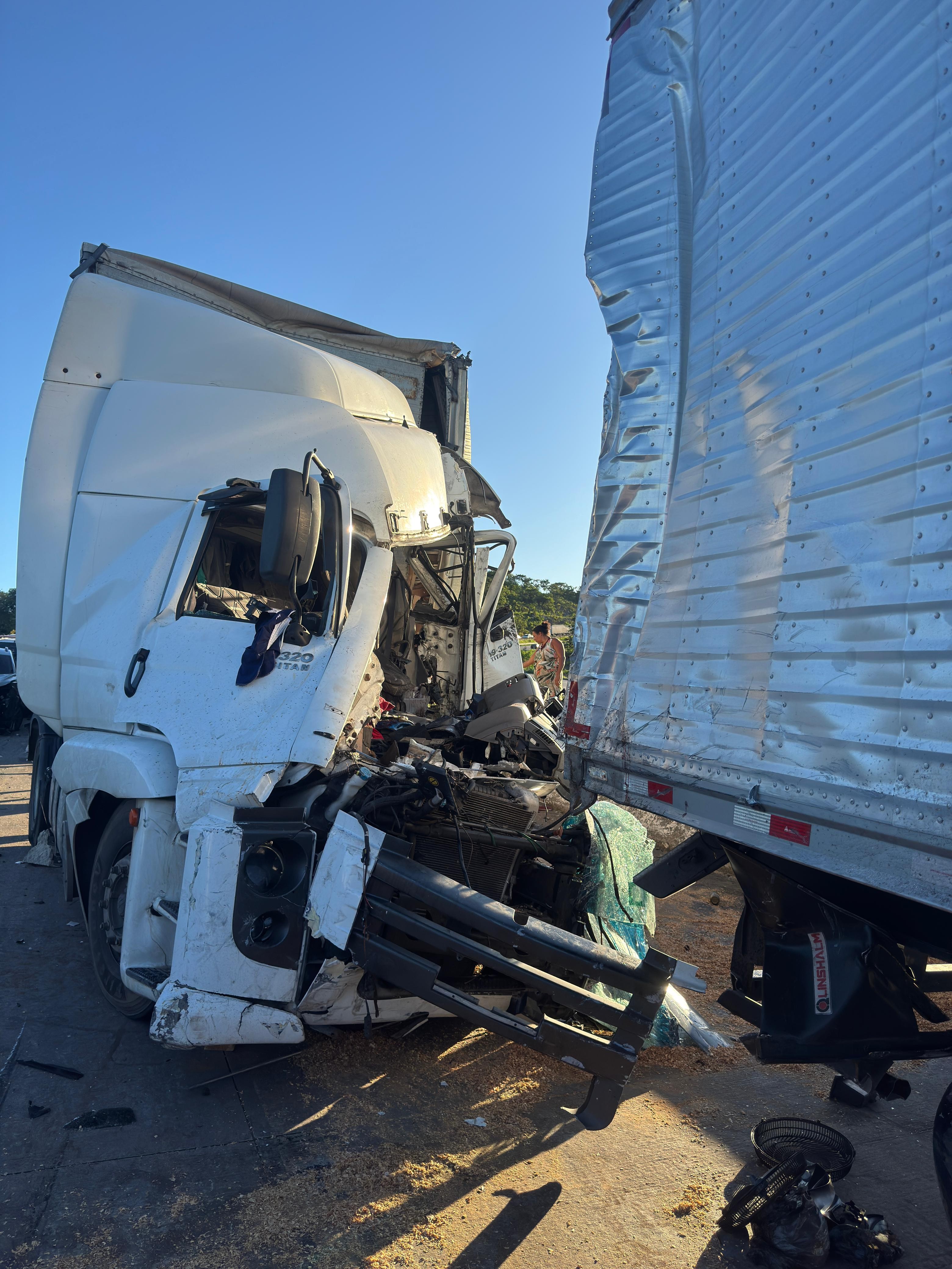Engavetamento entre caminhões e carros deixa um morto em Junqueiro, AL