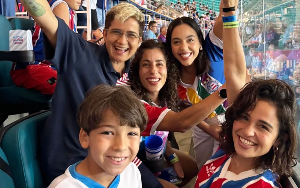 O casal Nanda Costa e Lan Lanh curtiu o jogo uniformizado.  Foto: Divulgao/EC Bahia