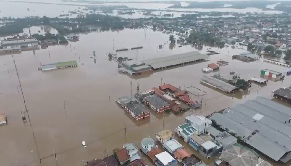 O Parque Estadual de Exposições Assis Brasil, em Esteio, local onde acontece a Expointer, ficou embaixo d'água na enchente que atingiu o RS — Foto: Reprodução/RBS TV