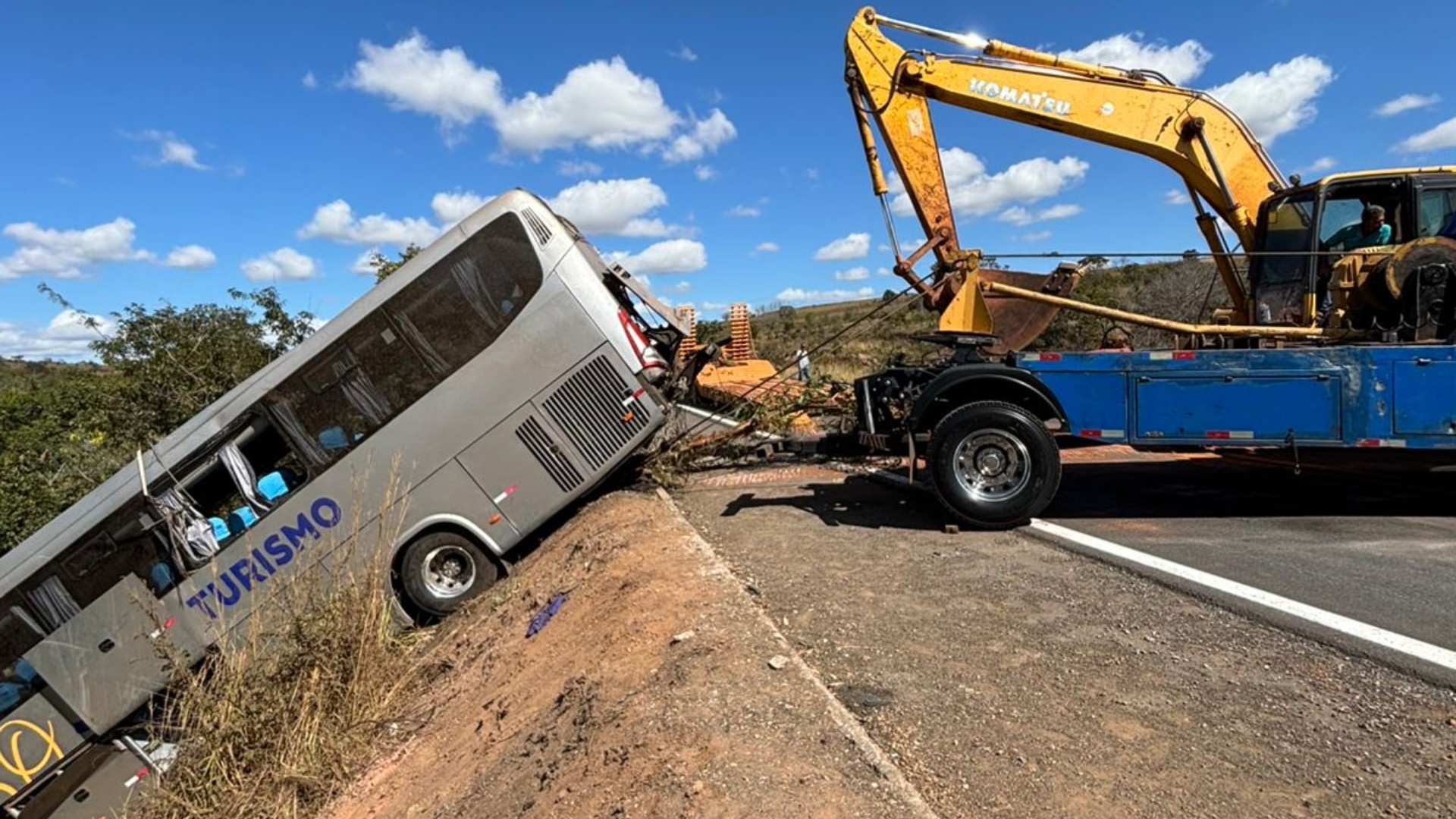 Ônibus com 40 passageiros que capotou na BR-365 é destombado em MG