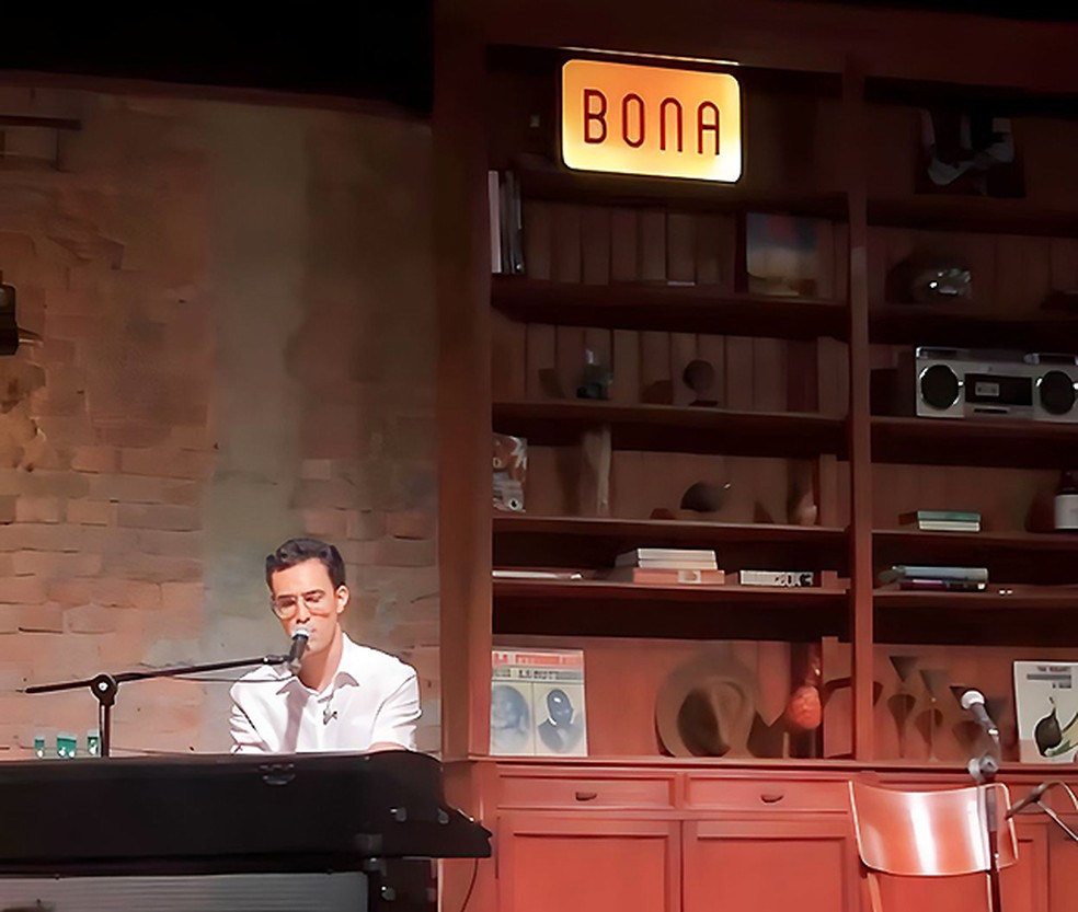 Zeca Veloso em show solo no Bona Casa de Música — Foto: Reprodução / Vídeo internet