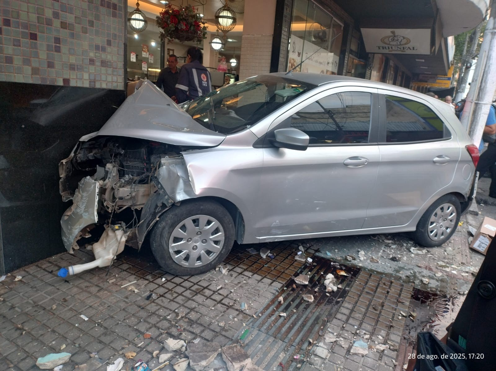 VÍDEO: Carro invade padaria e deixa sete pessoas feridas em Barra Mansa