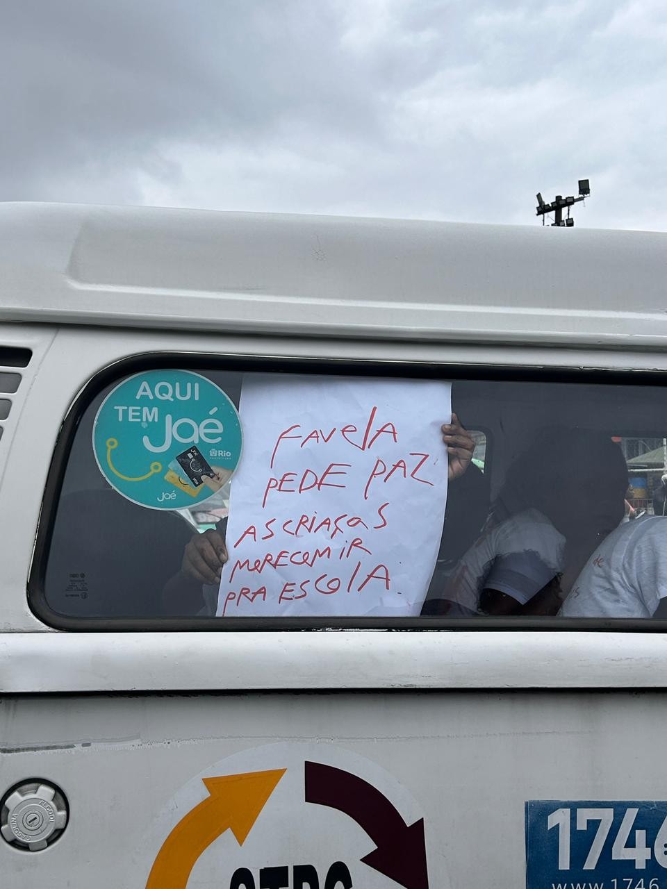 Penha tem manifestação contra mortes em megaoperação no RJ