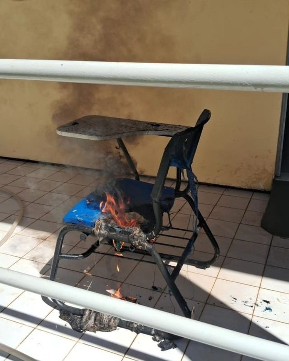 Incêndio destrói teto de sala de aula da Universidade Estadual do Piauí em Uruçuí — Foto: Reprodução
