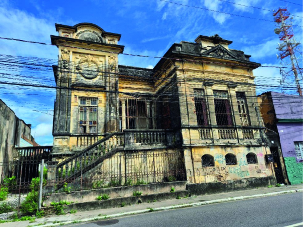 Casa tombada em situação de abandono, na região Central de João Pessoa — Foto: Reprodução / TCE-PB