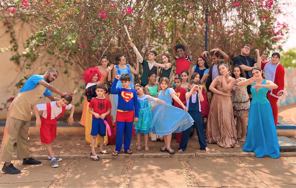 Crianças e adolescentes encenam o espetáculo 'Vale Encantado' em Monte Azul Paulista, SP — Foto: Divulgação