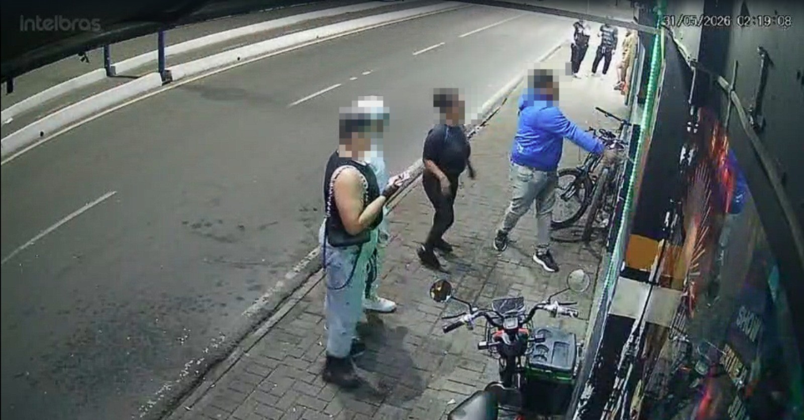 Tiro atinge celular e homem escapa ileso de ataque em conveniência de Balneário Camboriú; VÍDEO