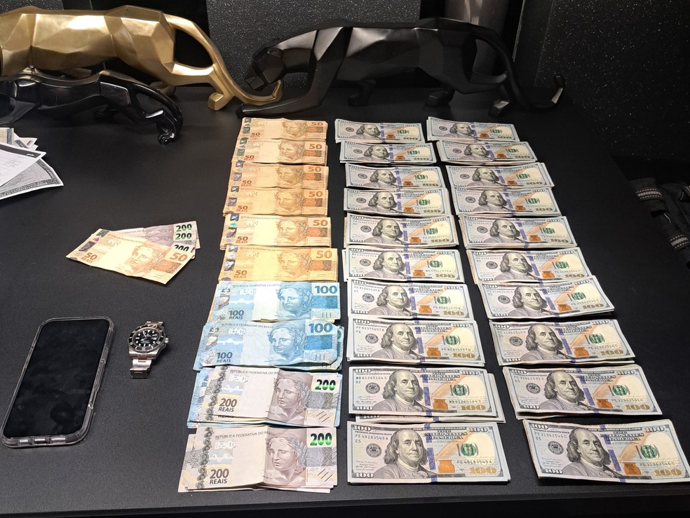 Dinheiro apreendido pela PF durante a 'Operação Augusta', contra o vazamento de operações sigilosas dentro da Polícia Civil de São Paulo. — Foto: Reprodução/TV Globo