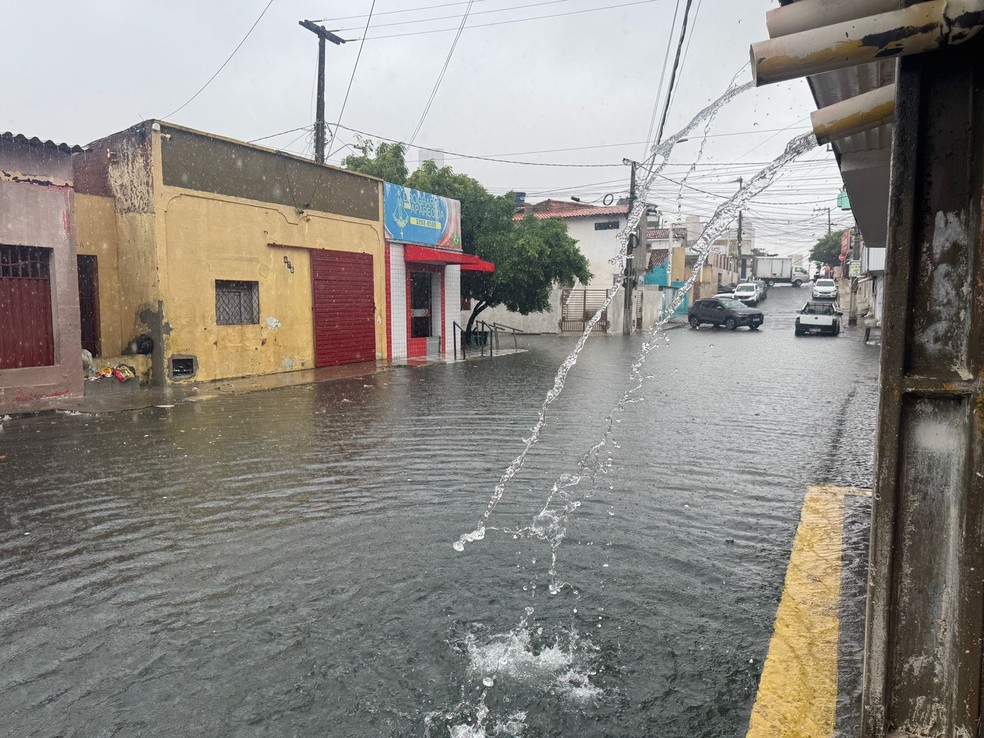 Chuva ruas alagadas bairro Rocas Natal RN Rio Grande do Norte chuvas temporal alagamento nublado — Foto: Vinícius Marinho/Inter TV Cabugi