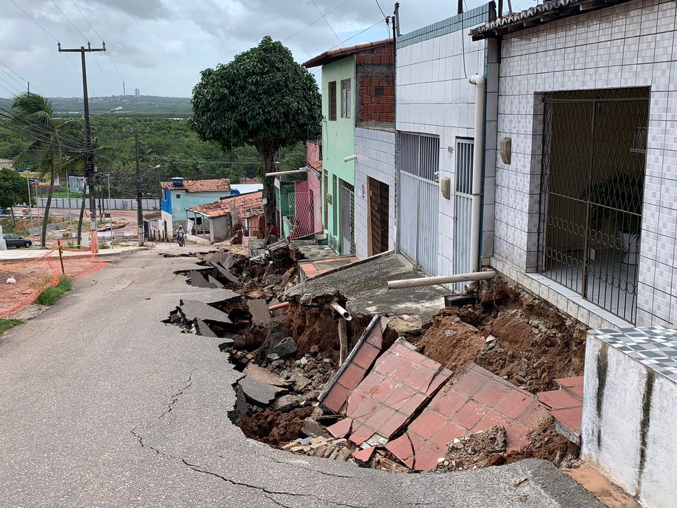 11 casas são interditadas após tubulação da Caern romper em Natal — Foto: Gustavo Brendo / Inter TV Cabugi