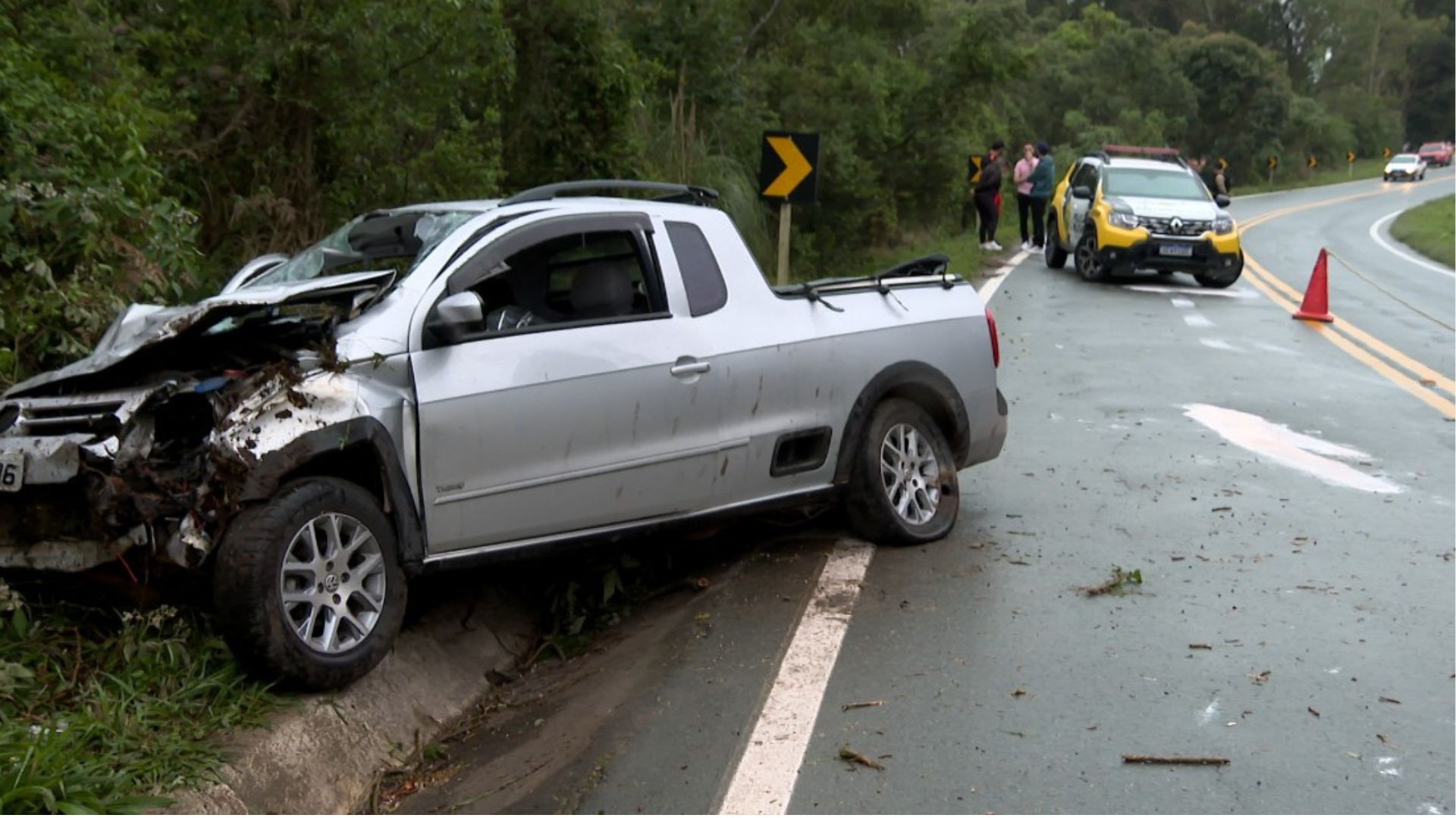 Homem sequestra idoso, capota carro e morre no acidente, no PR; vítima teve ferimentos leves