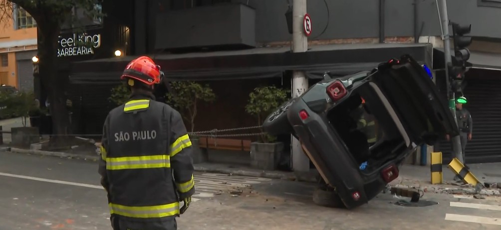 Carro fura farol vermelho, bate em caminhonete e capota no Itaim Bibi, Zona Oeste de SP; veja vídeo
