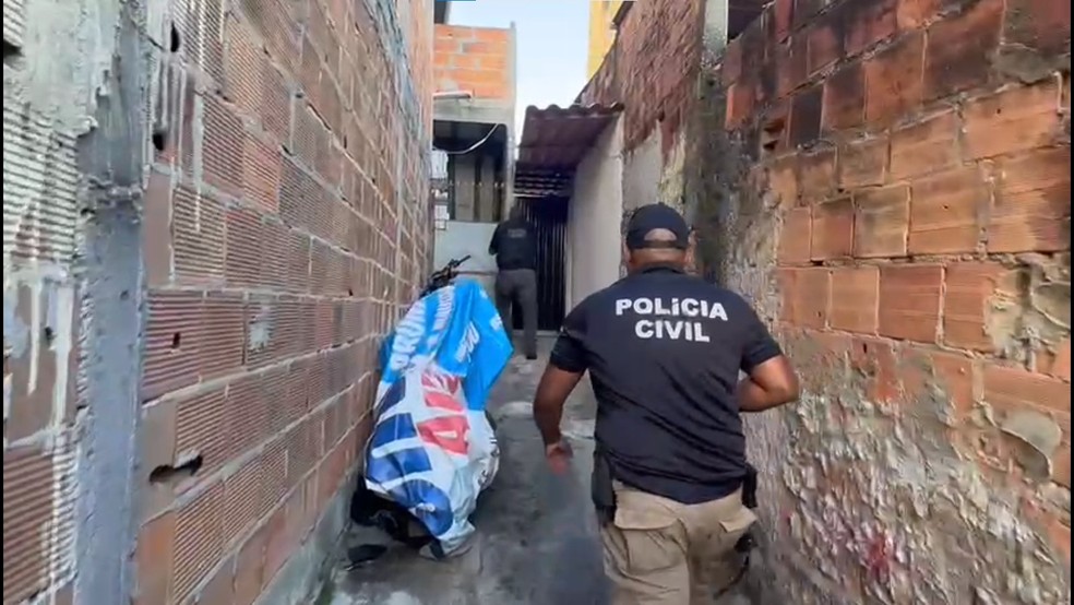 Homem foi preso em casa no bairro de Itinga, em Lauro de Freitas. — Foto: Divulgação/Polícia Civil