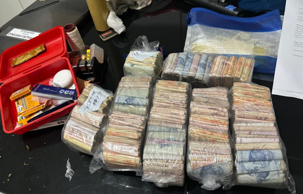 Dinheiro e objetos apreendidos durante a Operação Pertinaz — Foto: Ficco/Divulgação