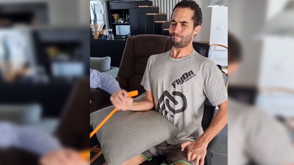 Ex-instrutor de paraquedismo Lucas Gemenes Marques, durante exercício de reabilitação: ele sofreu lesão nos nervos do plexo braquial, no acidente com avião em 2022, que provocou a morte de duas pessoas em Boituva — Foto: Reprodução/Rede social