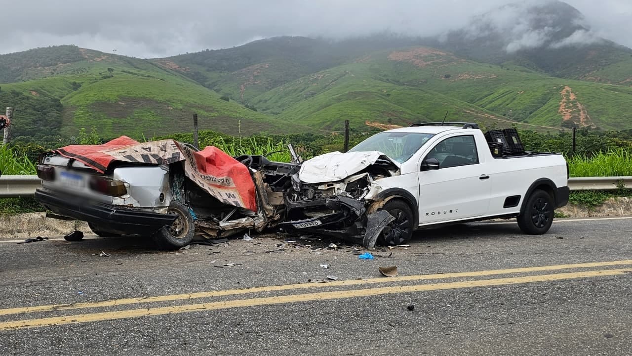 Batida entre carros deixa mortos na BR-259, em Governador Valadares