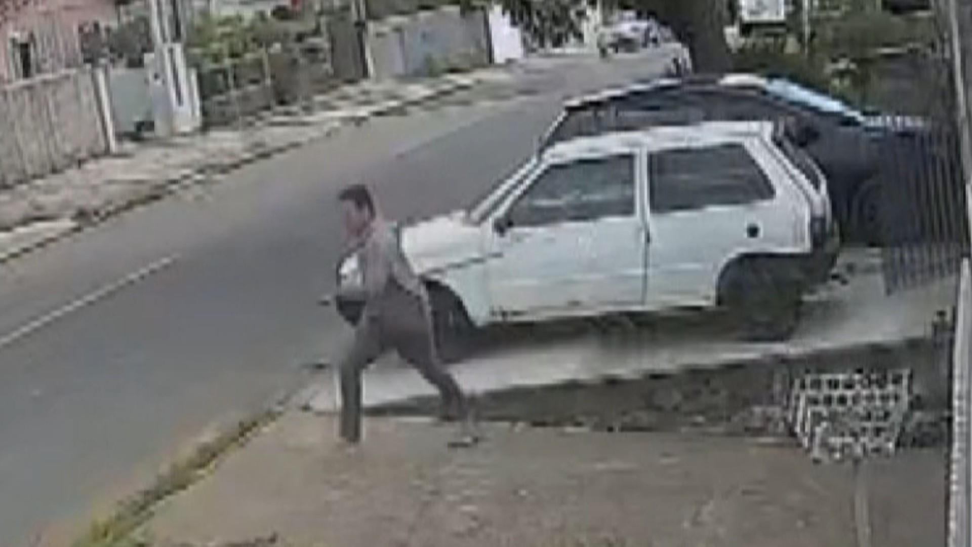 Idoso morre após vizinho o agredir com barra de ferro em Curitiba; bola furada motivou agressões, diz família