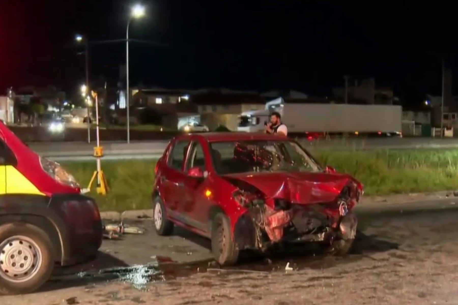 Oito pessoas ficam feridas em acidente, e sete delas estavam no mesmo carro em Curitiba