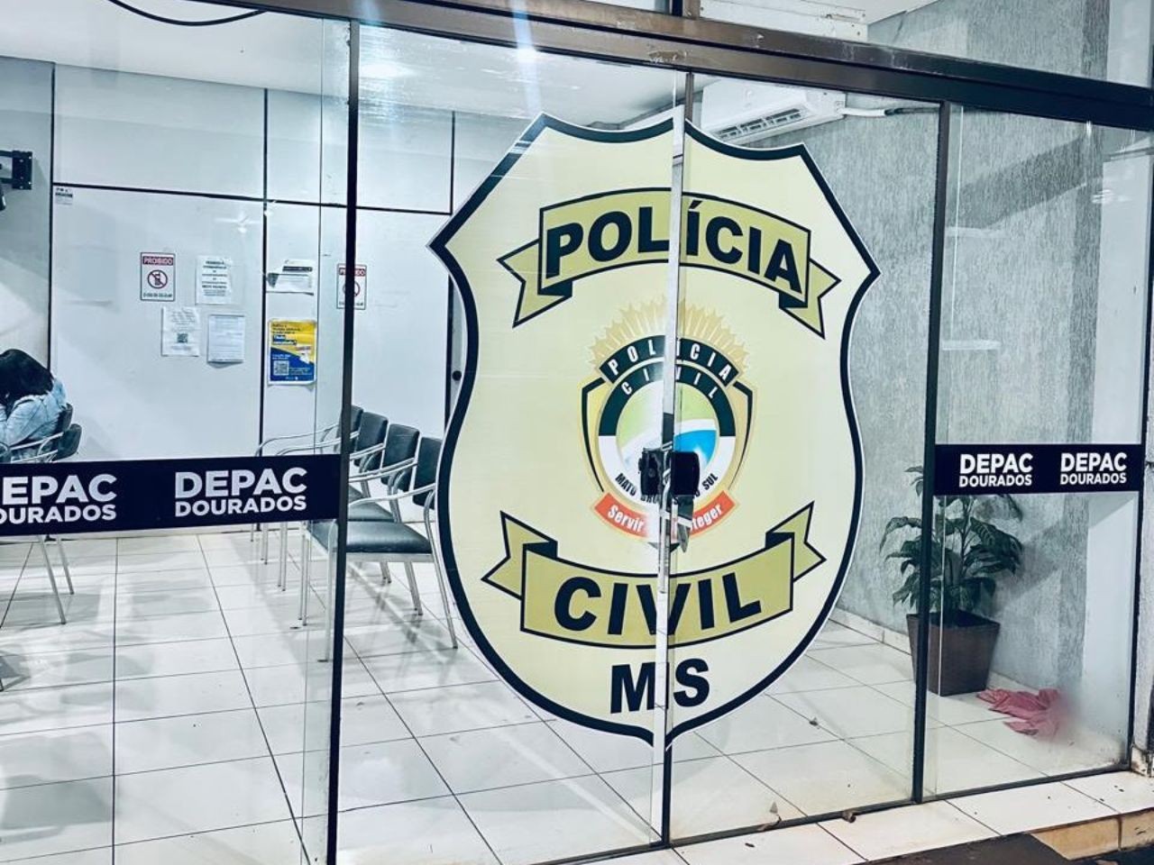 Mulher é presa por feminicídio em Dourados; polícia procura companheiro da vítima