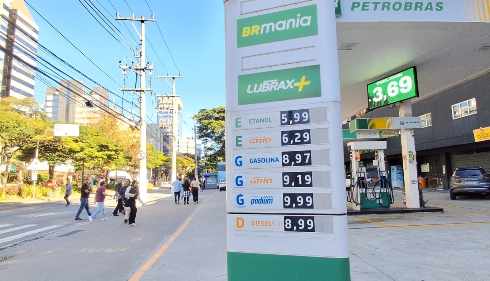 Postos de combustíveis ignoram lei e exibem preços que podem enganar consumidores em SP; veja o que pode e o que não pode