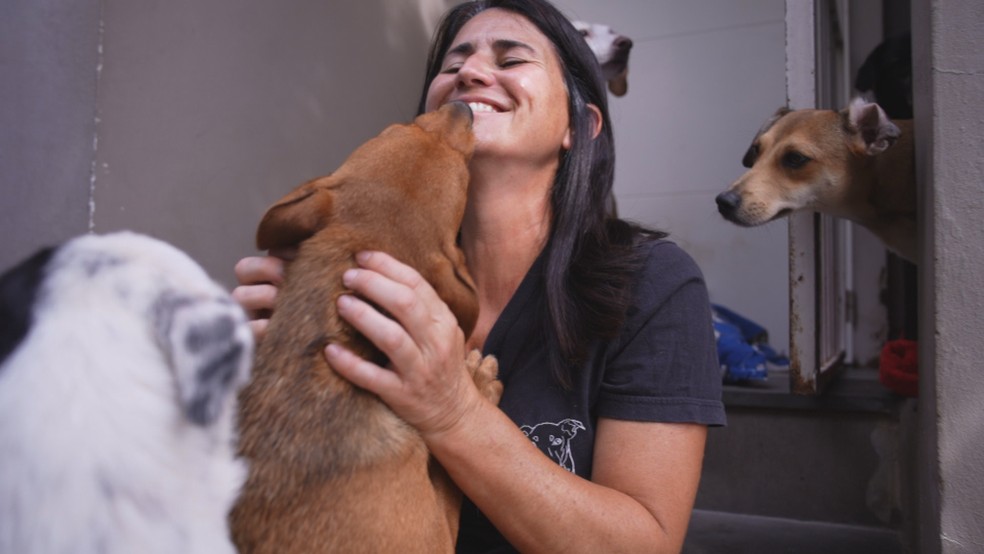 Deise Falci é uma das voluntárias que resgatou animais na enchente — Foto: Reprodução/RBSTV