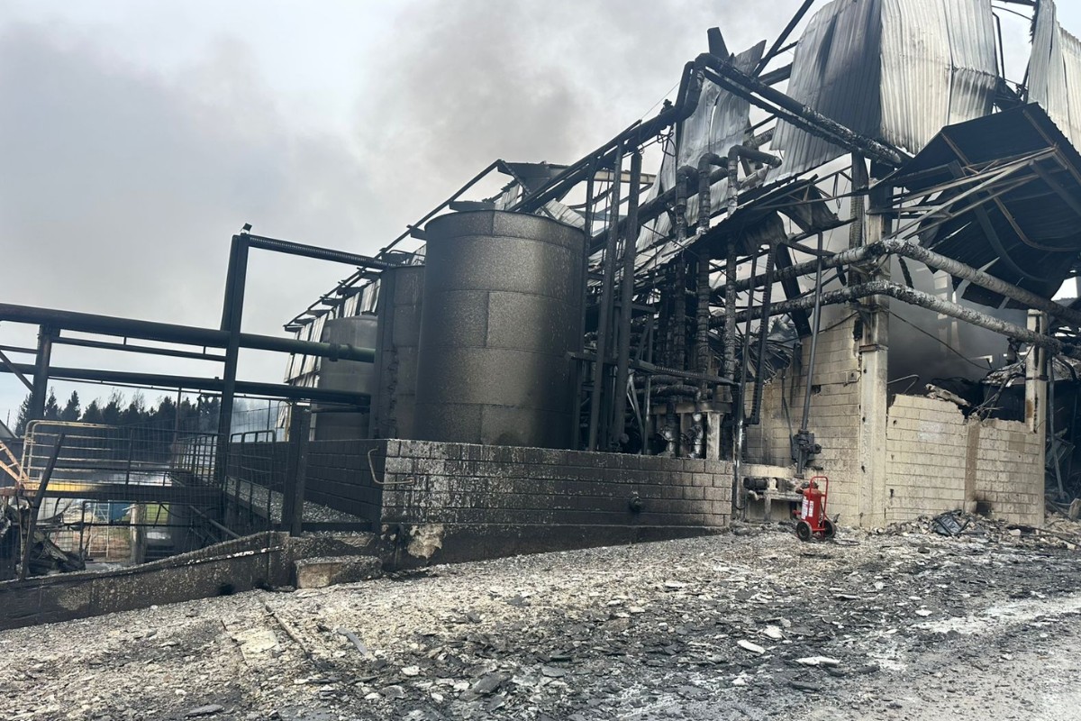 Bombeiros usam 160 mil litros de água para controlar incêndio que destruiu empresa de resinagem em Buri