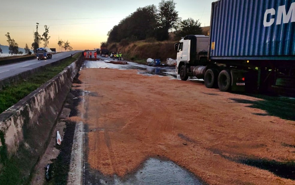 Caminhão bate em mureta, derruba óleo na pista e interdita trecho da Fernão Dias, em Campanha, MG — Foto: Polícia Rodoviária Federal