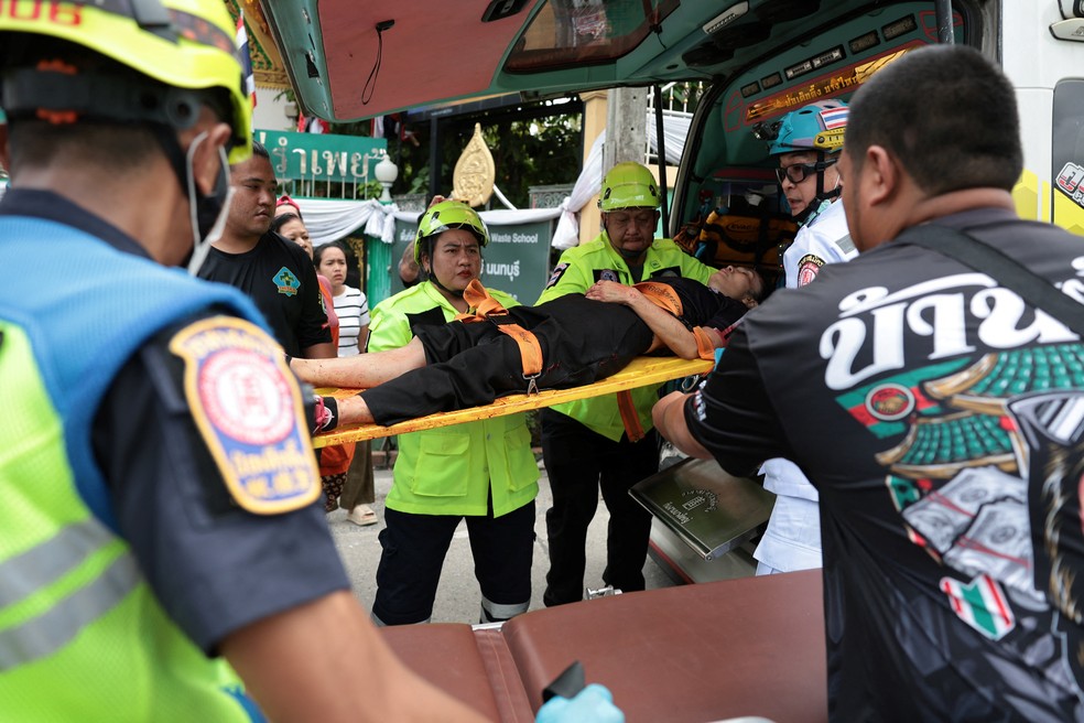 Equipes de emergência transportam uma professora ferida para uma ambulância na Escola Debsirin Nonthaburi, local de um tiroteio, no distrito de Bang Kruai, província de Nonthaburi, nos arredores de Bangkok, Tailândia — Foto: REUTERS