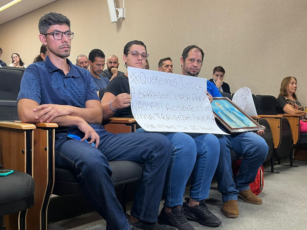Famílias afetadas pelo rompimento da barragem durante audiência no Ministério Público Estadual — Foto: Vinícius de Souza