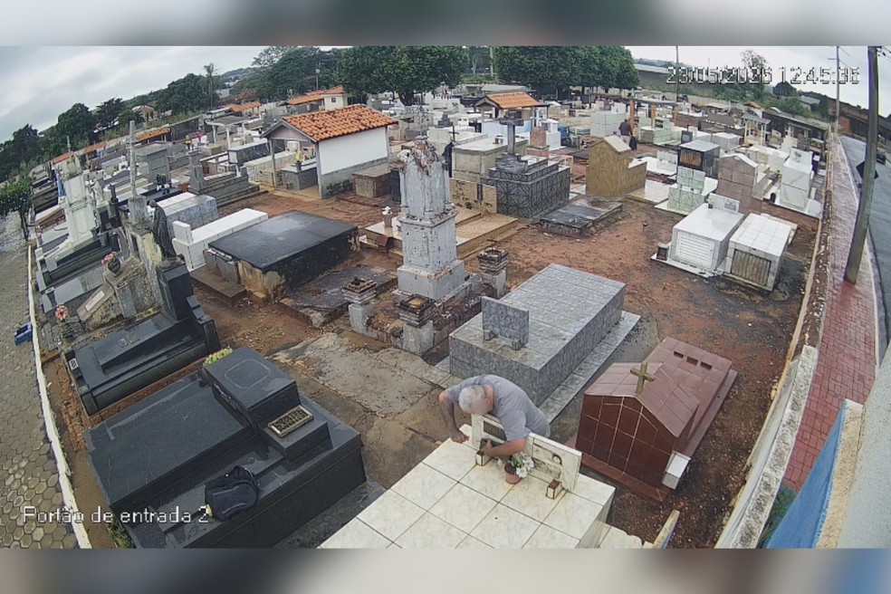 Câmeras de segurança flagraram furtos no cemitério de Martinópolis (SP) — Foto: Reprodução/Prefeitura de Martinópolis
