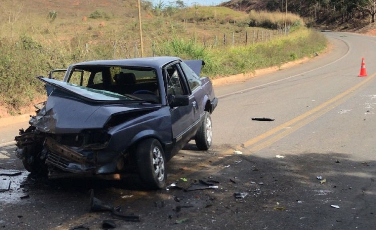 Homem morre após batida entre dois carros de passeio na MG-353