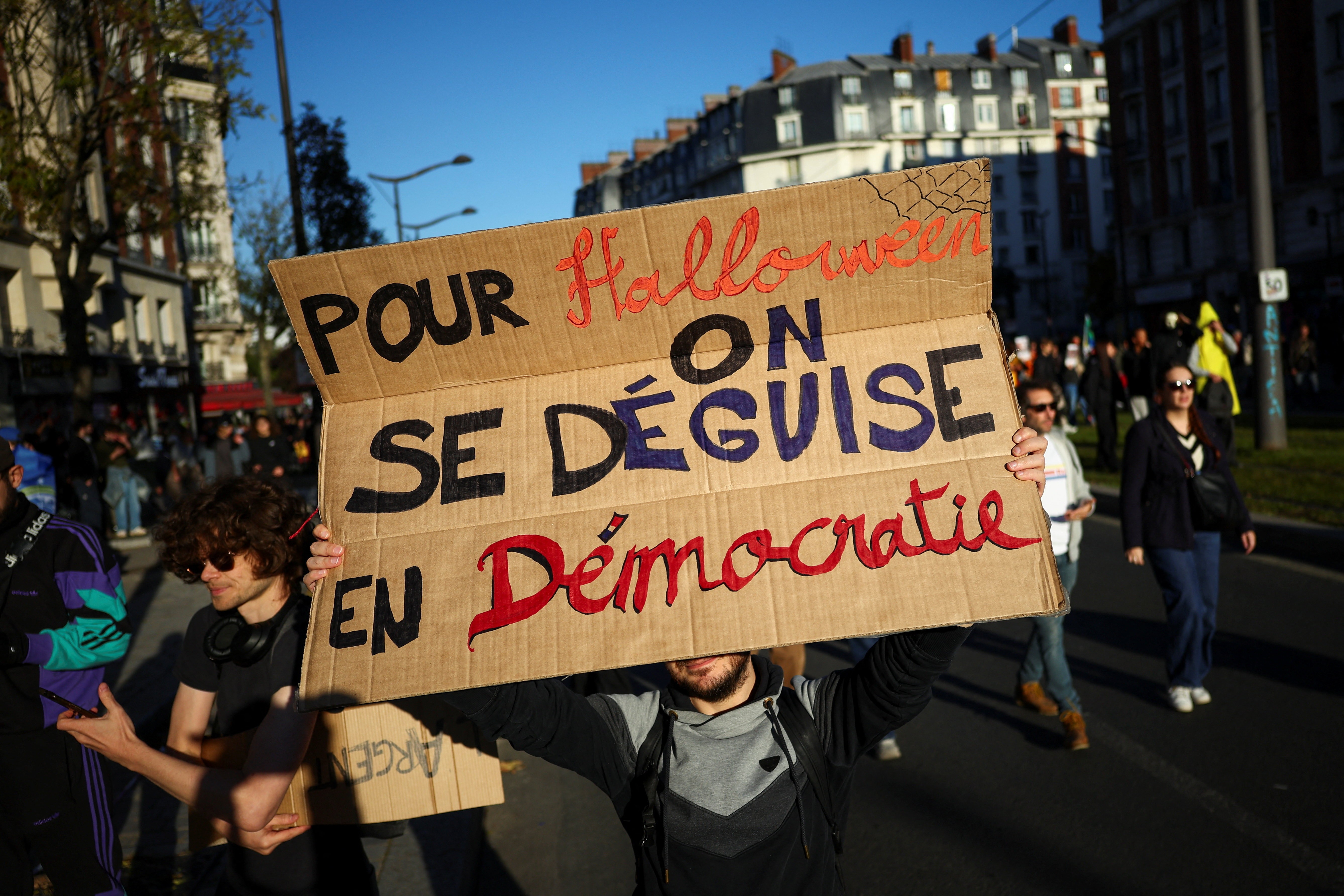 por que a França tem sido tomada por uma onda de protestos — Educação e custo de vida