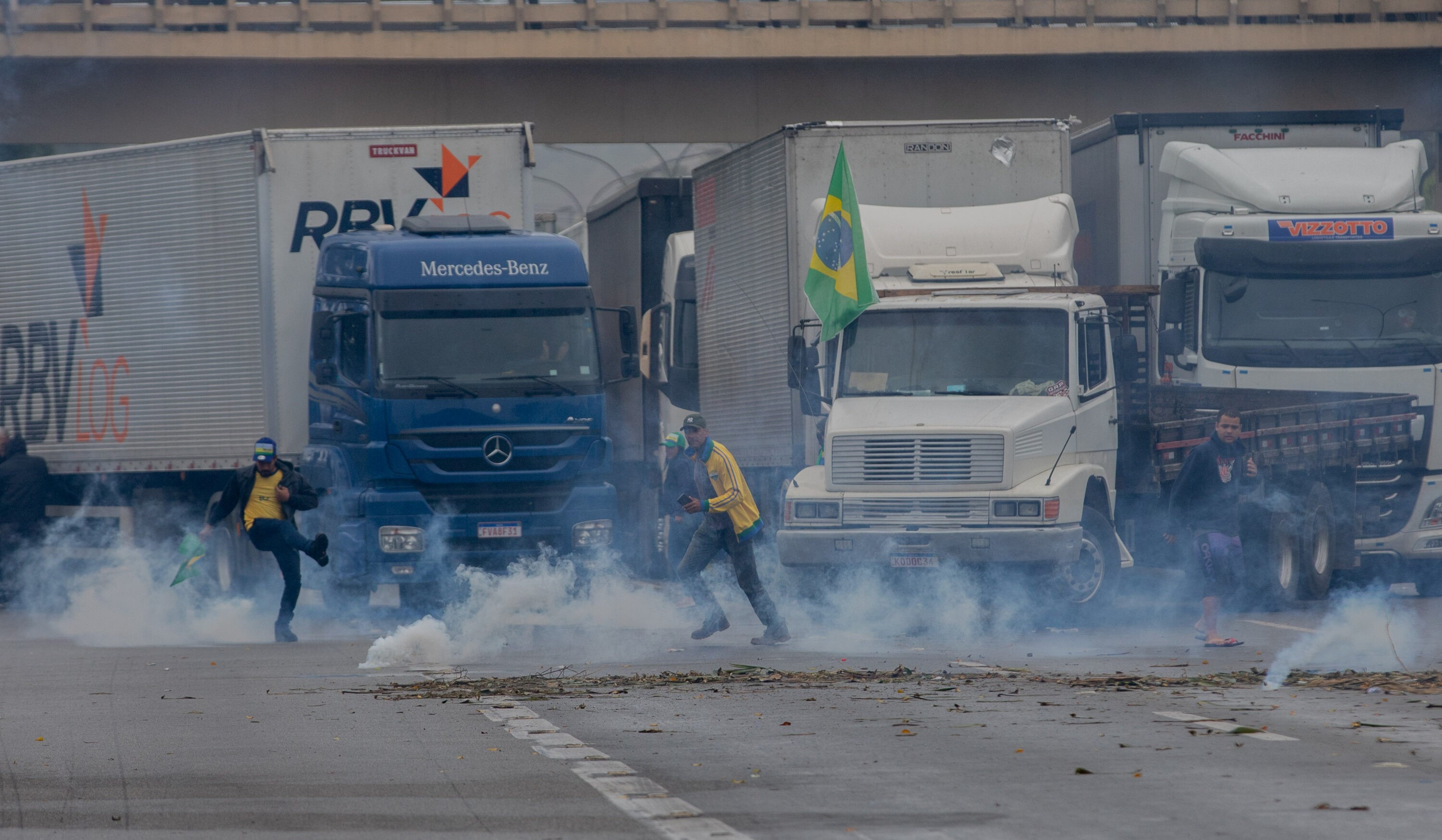 É #FAKE que PM foi acionada para bloqueio de caminhoneiros em rodovia de São Paulo; vídeo exibe ato bolsonarista de 2022