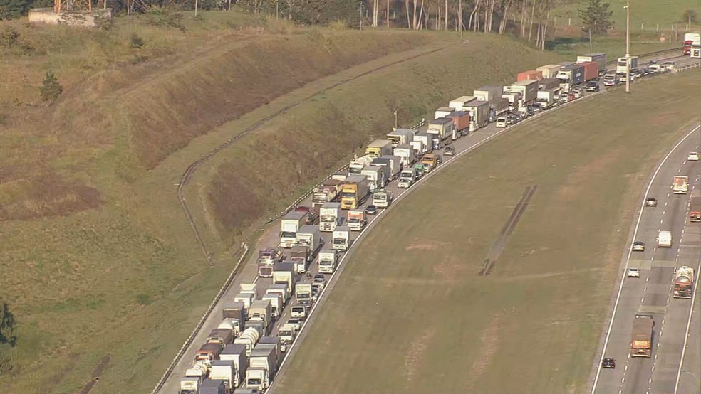 Congestionamento no Rodoanel após engavetamento — Foto: Reprodução/TV Globo