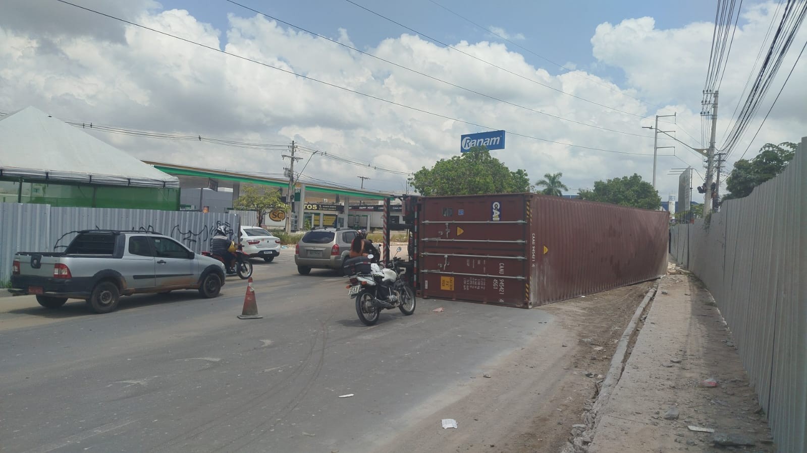 Carreta tomba e derrama óleo na Avenida Autaz Mirim em Manaus