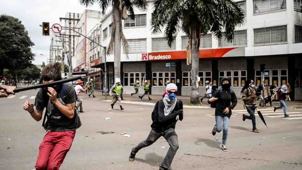 Estudante Mateus  Ferreira da Silva é agredido durante protesto em Goiás — Foto: Luiz da Luz/O Popular