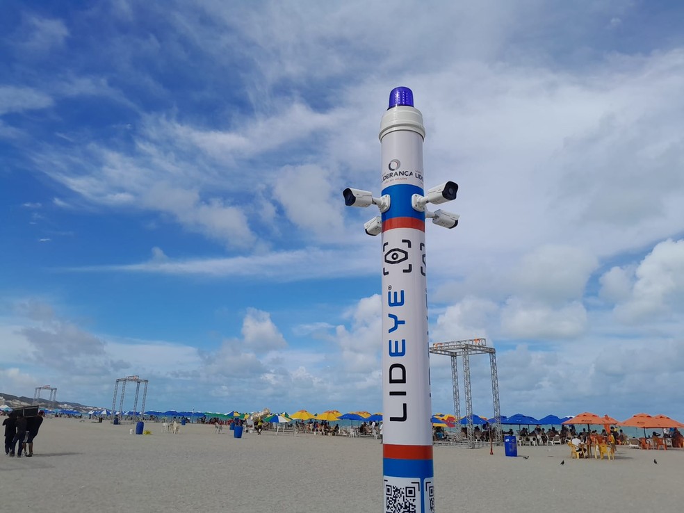 Totens foram espalhados pela praia para monitorar evento — Foto: Thiago César/Inter TV Cabugi