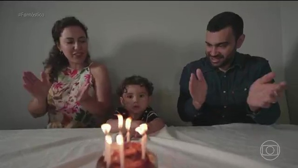 A emoção de ver menino escutar a voz da mãe pela 1ª vez, graças a tratamento genético — Foto: Reprodução/TV Globo