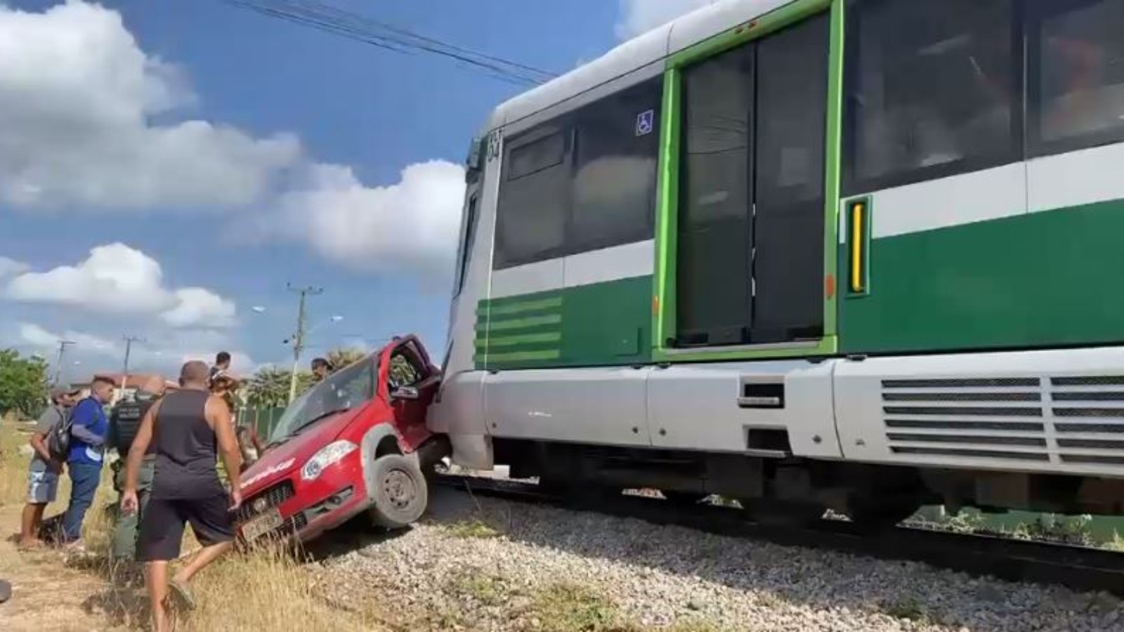 Colisão entre VLT e caminhonete deixa motorista ferido em Fortaleza