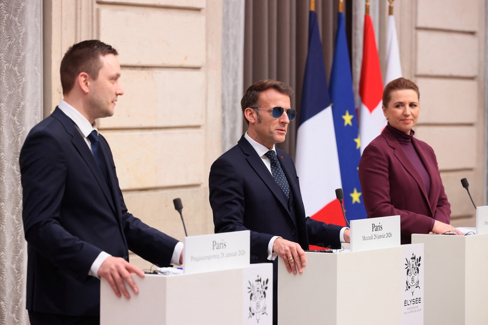 O primeiro-ministro da Groenlândia, Jens-Frederik Nielsen, o presidente francês, Emmanuel Macron, e a primeira-ministra dinamarquesa, Mette Frederiksen, juntos em Paris — Foto: Thomas Padilla/Pool via REUTERS