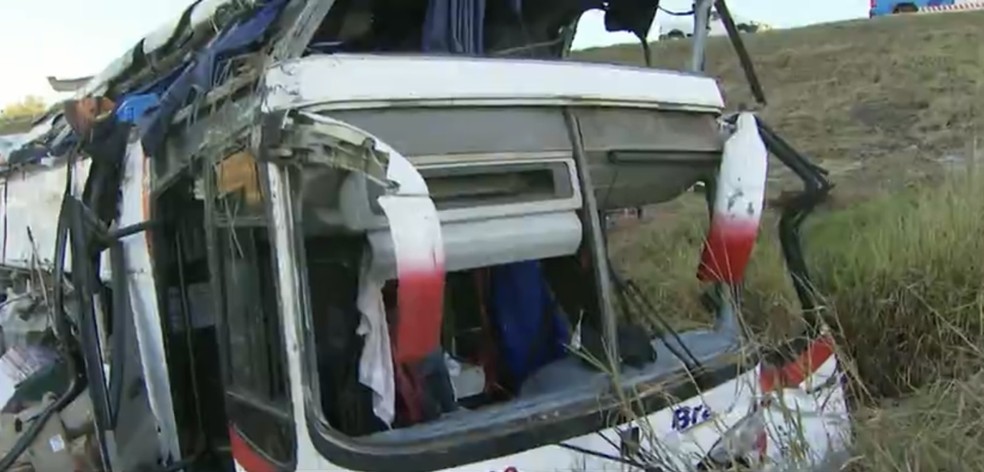 G1 - Ônibus que caiu em barranco no RS estava acima da velocidade permitida  - notícias em Rio Grande do Sul