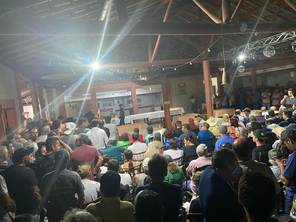 Produtores se reuniram com dono de cooperativa que fechou em Muzambinho — Foto: Arquivo pessoal