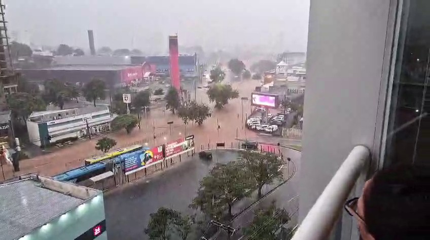 Forte chuva arrasta veículo, provoca queda de muro e pontos de alagamentos em vários bairros de Sorocaba