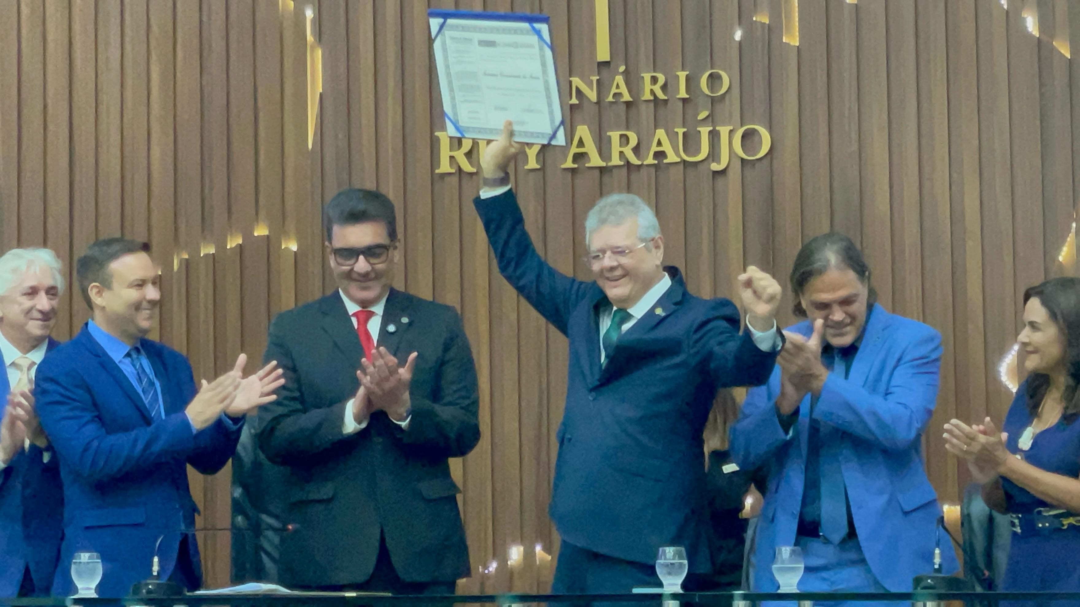 Auditor da Receita Federal Severino Cavalcante recebe título de Cidadão do Amazonas