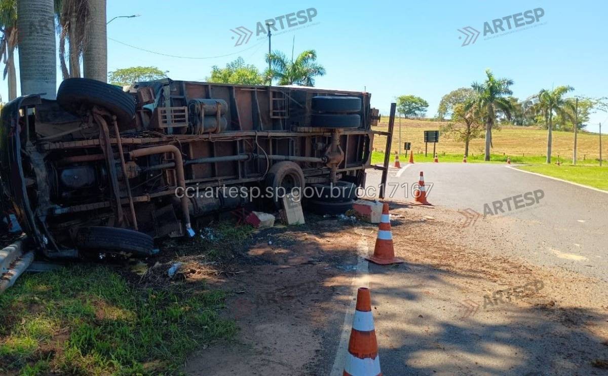 
Caminhão carregado com ovos perde os freios e tomba em rodovia de Herculândia