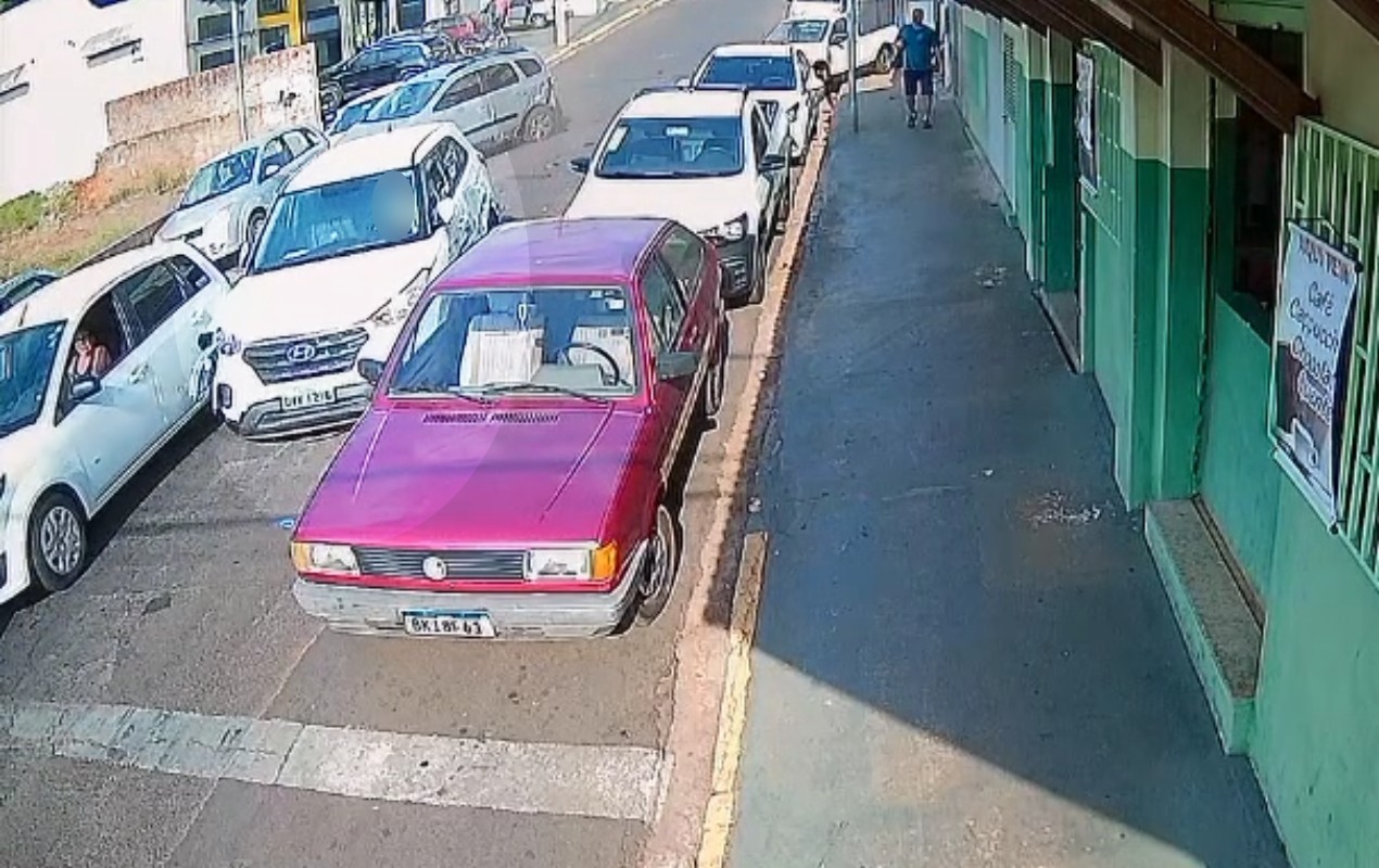 VÍDEO: motorista confunde pedais de
veículo e bate em cinco carros em Itápolis